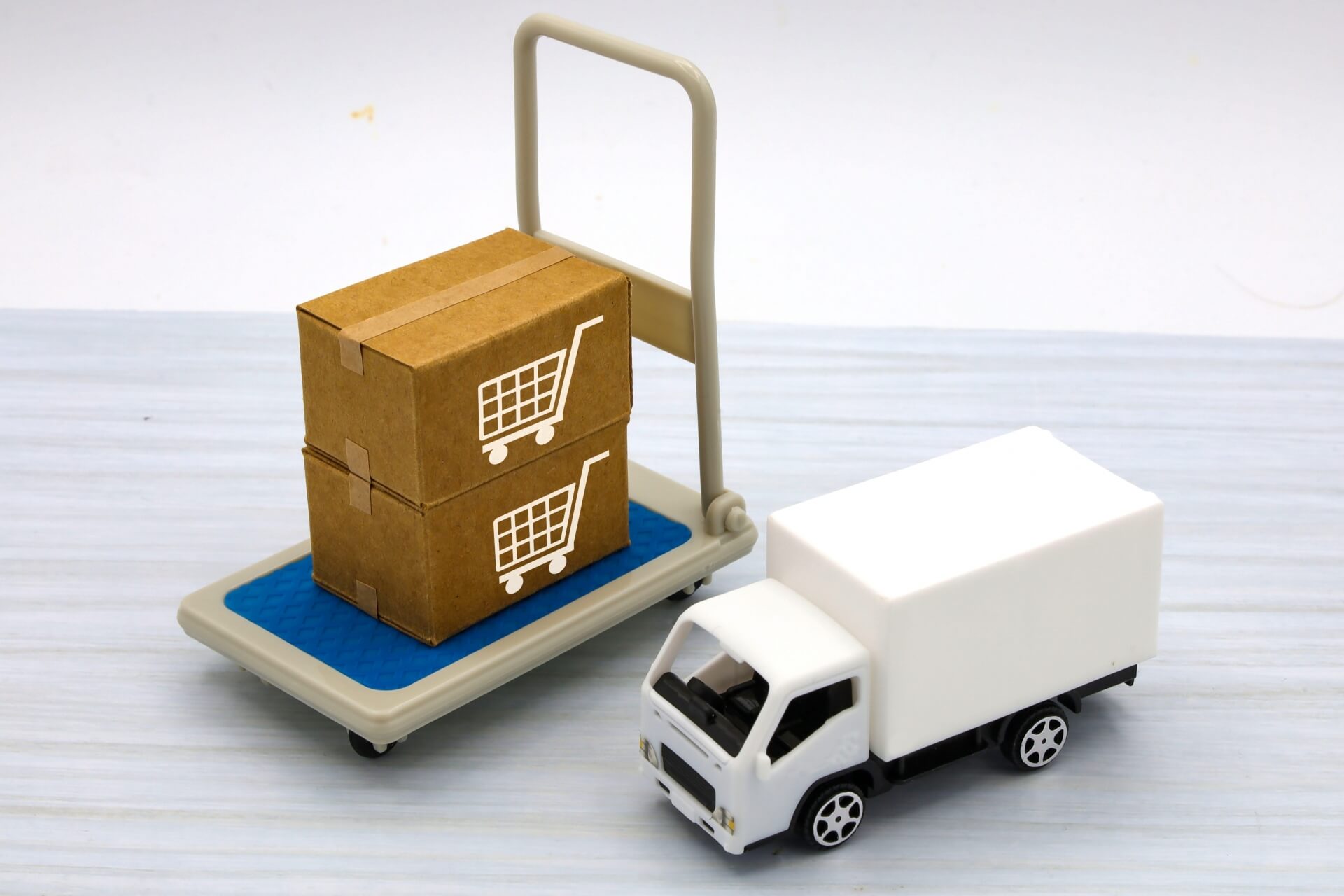 小型トラックと荷物運搬用カート
