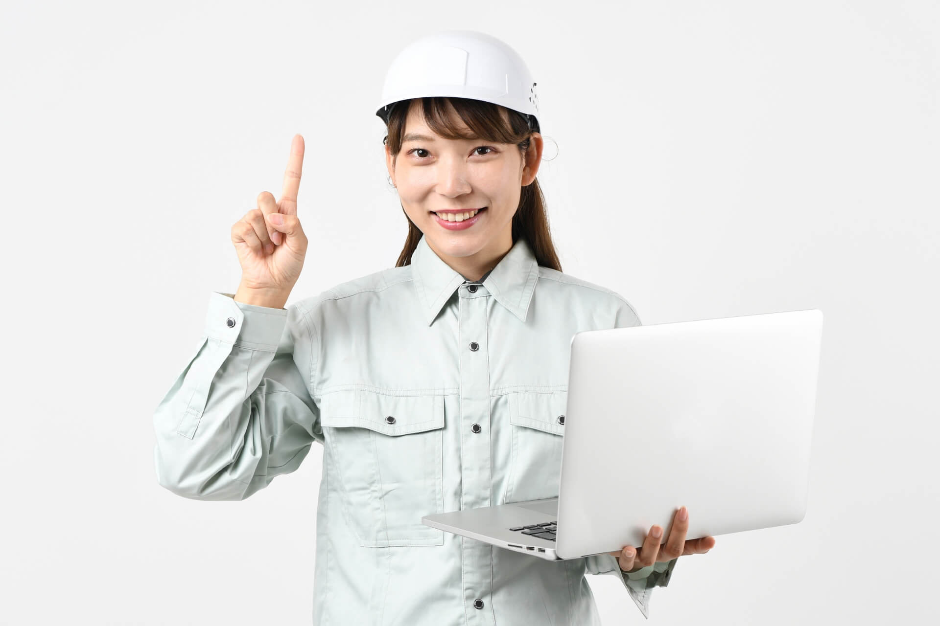 ヘルメットをかぶった女性が指をさす